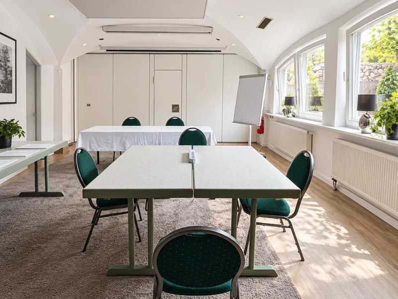 Seminarraum in Ingolstadt mit Flipchart und Fensterfront, Lernort der SiFa 3.0