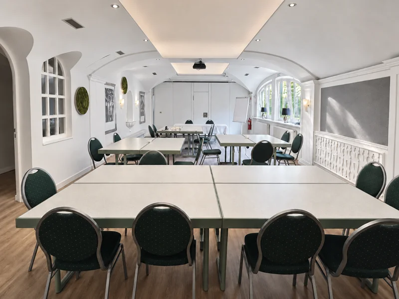 Seminarraum der SiFa-Ausbildung in Ingolstadt mit Tischen in U-Form